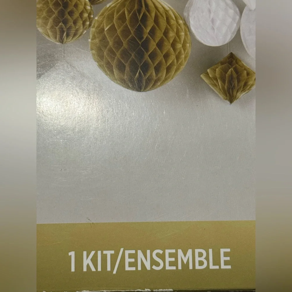 Amscan 1 Kit of 18 Pieces of White and Gold Hanging Decorations NWT